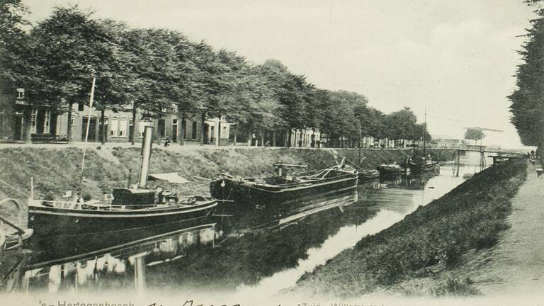 Zuid-Willemsvaart in 1900 met aan het einde de Orthenbrug in Den Bosch, genomen vanaf de noordzijde bij Kasterenbrug (foto:  Loretz, J.J.N./Archief Den Bosch).