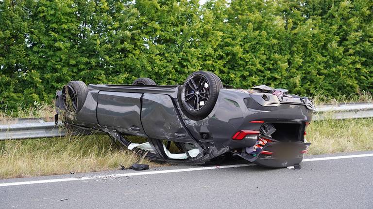 Auto crasht en slaat over de kop op A4