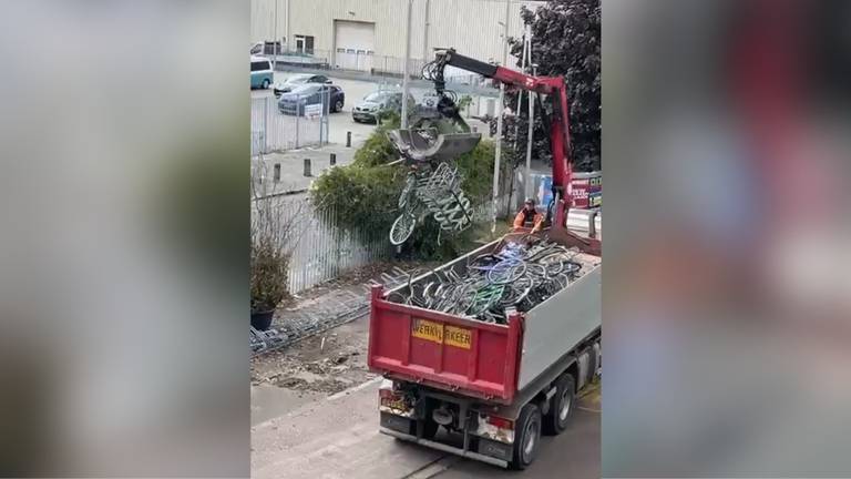 Gemeente laat goede fietsenrekken vernietigen met fiets en al