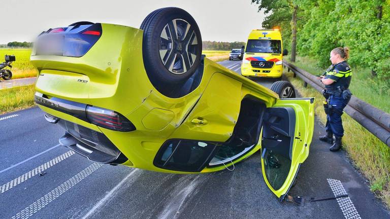 Automobilist wil flesje water pakken en slaat over de kop