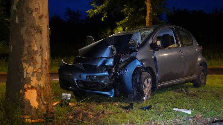 Vrouw zwaargewond bij botsing tegen boom, traumahelikopter opgeroepen