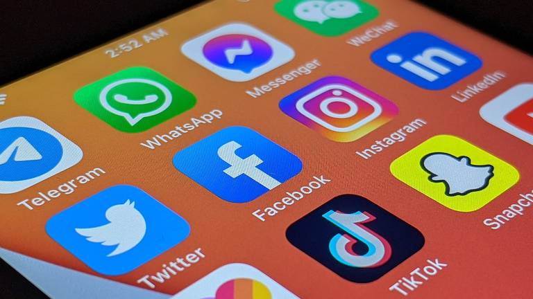 Sociale media op een telefoon (foto: Pixabay).