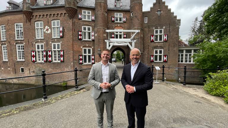 Niek van Lieverloo en Klaas van Leengoed mogen eindelijk Kasteel Maurick in Vught laten opknappen (foto: Megan Hanegraaf).