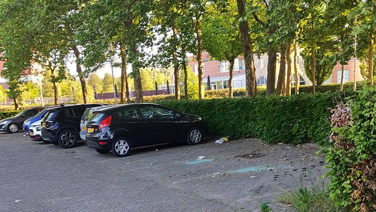 Op meerdere plaatsen op de parkeerplaats bij station Prinsenbeek waren dinsdagochtend hoopjes glas te zien.