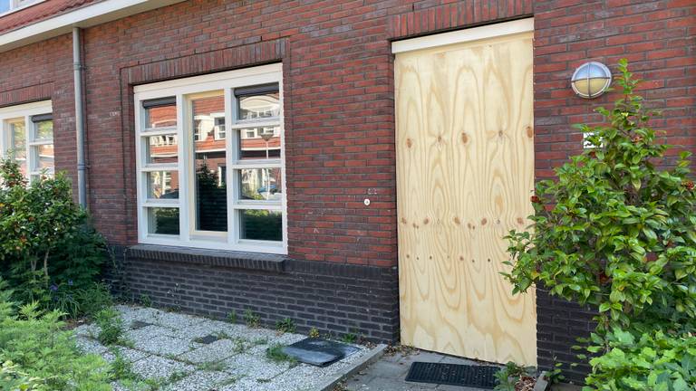 Ingetrapte deur in de Keldermansstraat (foto: Rene van Hoof)