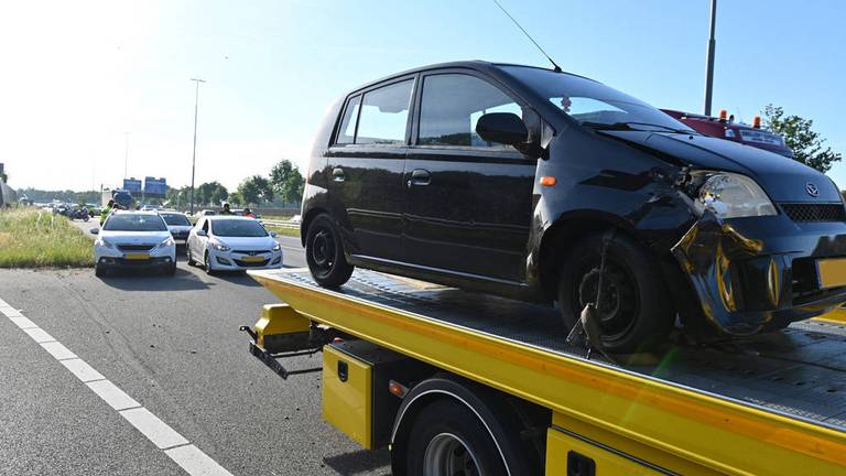 Een van de auto's moest getakeld worden na het ongeluk tussen Breda en Etten-Leur (foto: Perry Roovers/Persbureau Heitink).