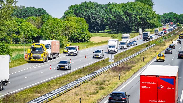 De vrachtwagen moet worden weggesleept (foto: Lucas Lammers / Persbureau Heitink).