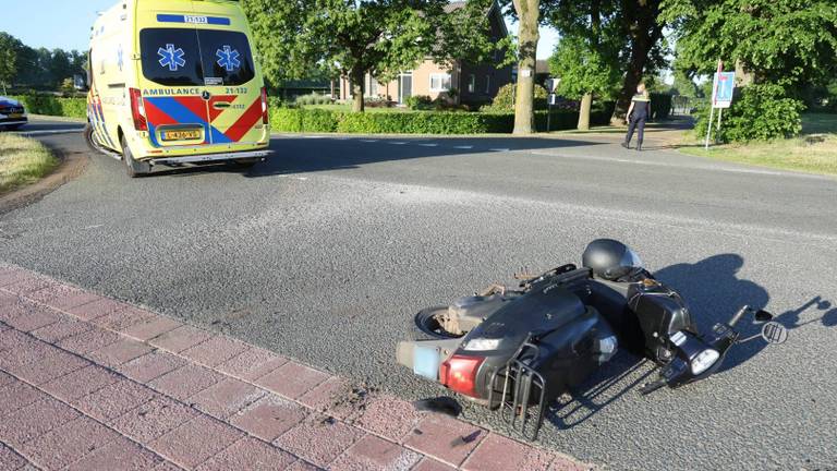 Scooterrijder gewond door botsing met auto