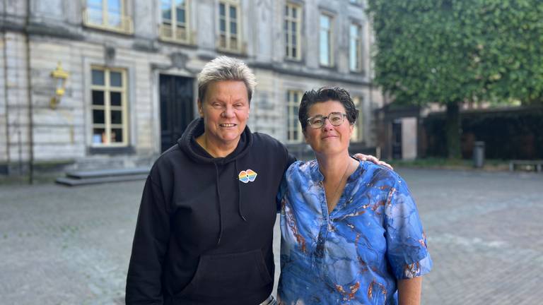 Anja en Jolanda op de plek waar zaterdag het Iedereen Mag Zoenen Festival plaatsvindt (foto: Megan Hanegraaf).