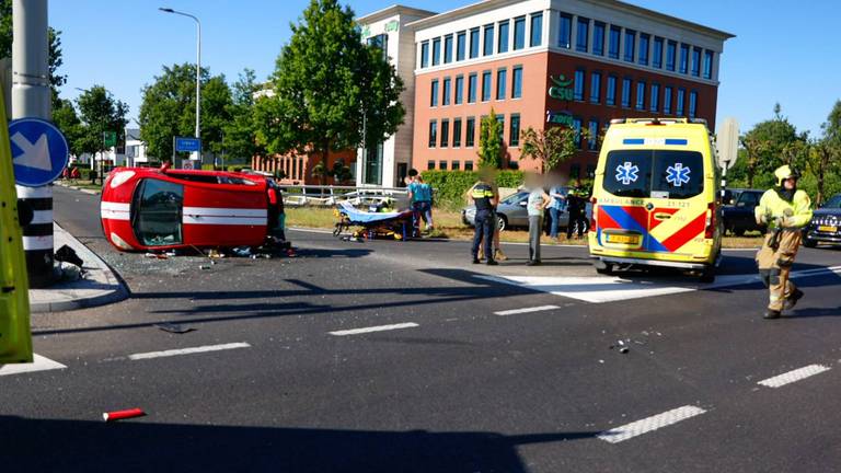 Meerdere ambulances en een traumateam kwamen op het ongeluk af (Foto: Addy Smits/ Persbureau Heitink.)