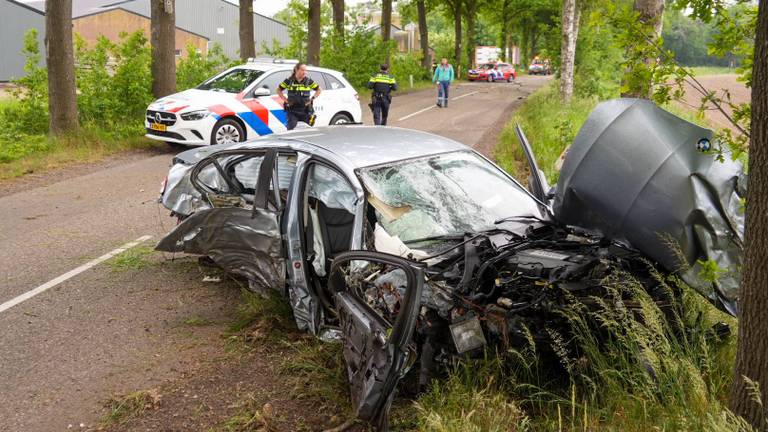 Grote ravage, man crasht tegen meerdere bomen