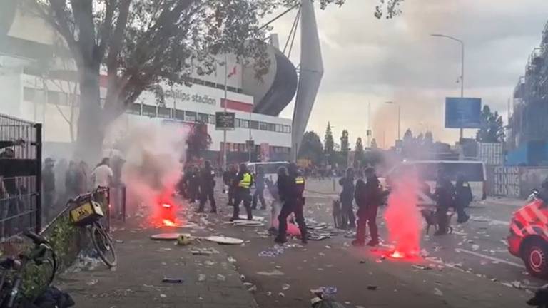 Er werd vuurwerk gegooid (foto: Omroep Brabant).