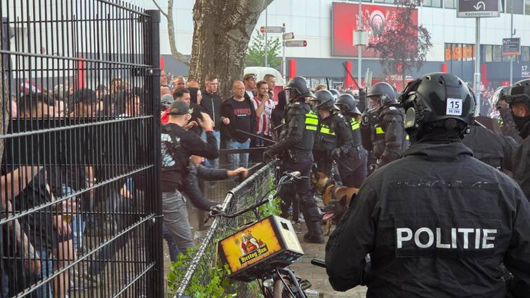 De ME in actie bij het stadion.