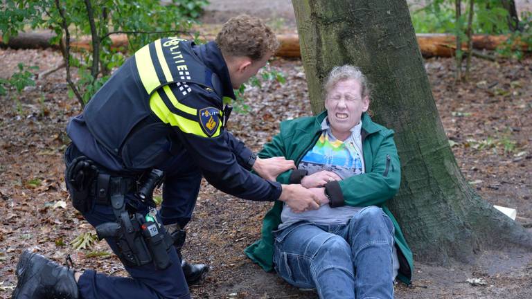 Deze mevrouw is in kommer en kwel door de losse flodders (foto: Perry Roovers/Persbureau Heitink).