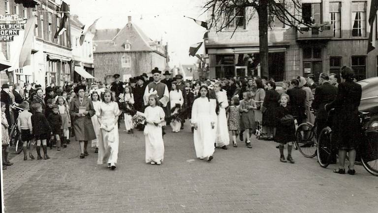 Deze foto is vermoedelijk net na de Tweede Wereldoorlog gemaakt. Het meisje middenvoor is Bernadette Jansen. Het gebouw op de achtergrond achter de geestelijke is het Karmelietenklooster in de Steenstraat. (foto: BHIC)