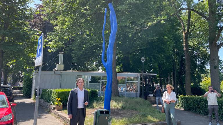 Wethouder Eddie Förster bij de onthulde boom (foto: René van Hoof)