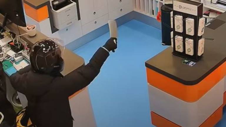 De overvaller met het slagersmes (beelden: Opsporing Verzocht).