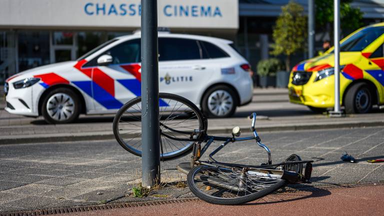 Auto rijdt door na aanrijding fietser, politie zoekt bestuurder