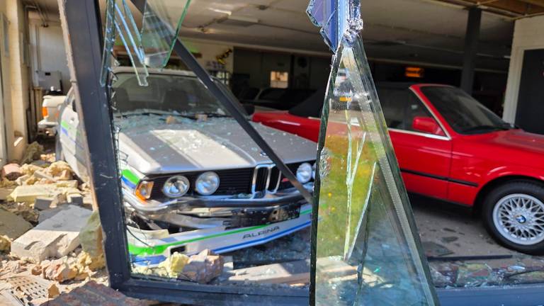Een auto reed dwars door de pui naar binnen (foto: Noël van Hooft).