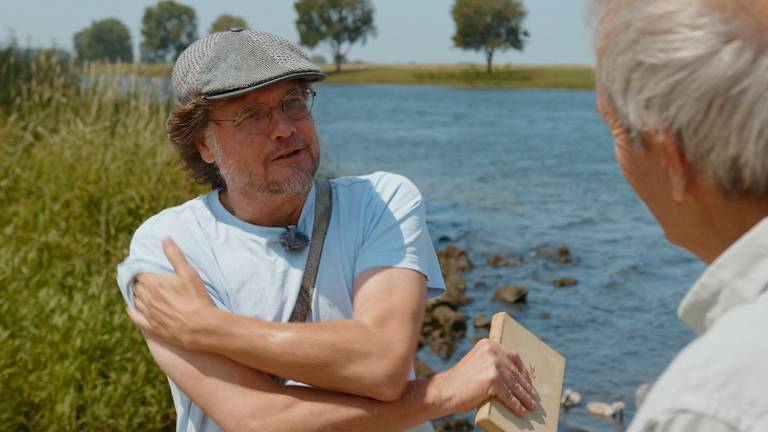 Anton Dautzenberg bij de Maas in Lith