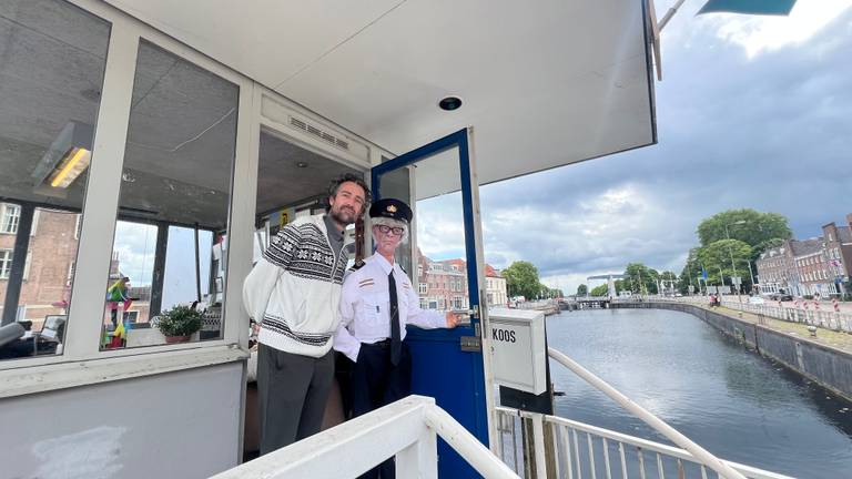 Nick en sluismeesteer Koos bij het huisje aan de Bossche Zuid-Willemsvaart (foto: Megan Hanegraaf).