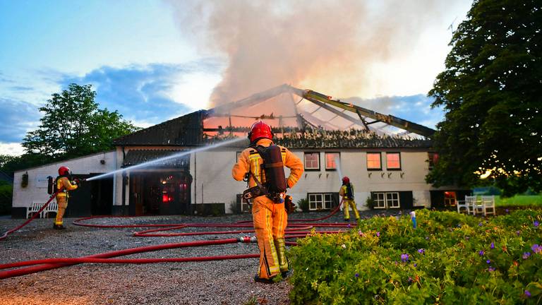 Paarden gered bij grote brand manege, brandweer voorkomt overslaan vuur