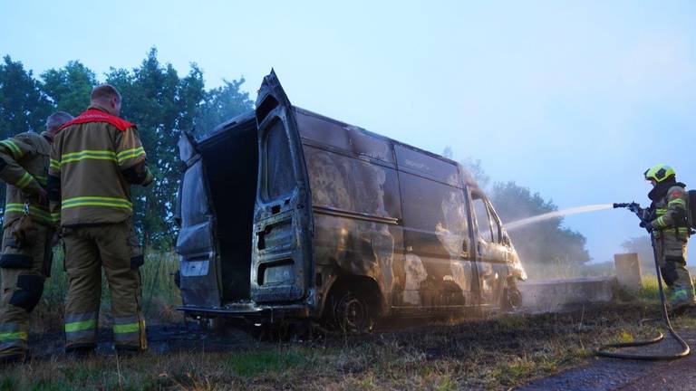 Bestelbus in vlammen op, politie vermoedt diefstal