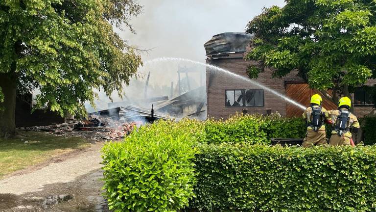Grote brand: schuur volledig ingestort, naastgelegen woning gered