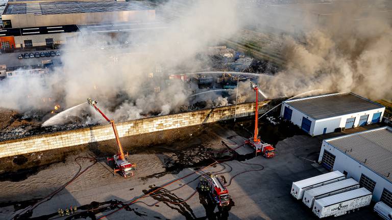 De brandweer is nog druk bezig met blussen (foto: Marcel van Dorst/ Eye4images).