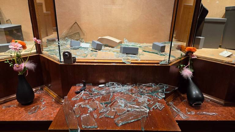 De schade bij de juwelier is groot (foto: Noël van Hooft).