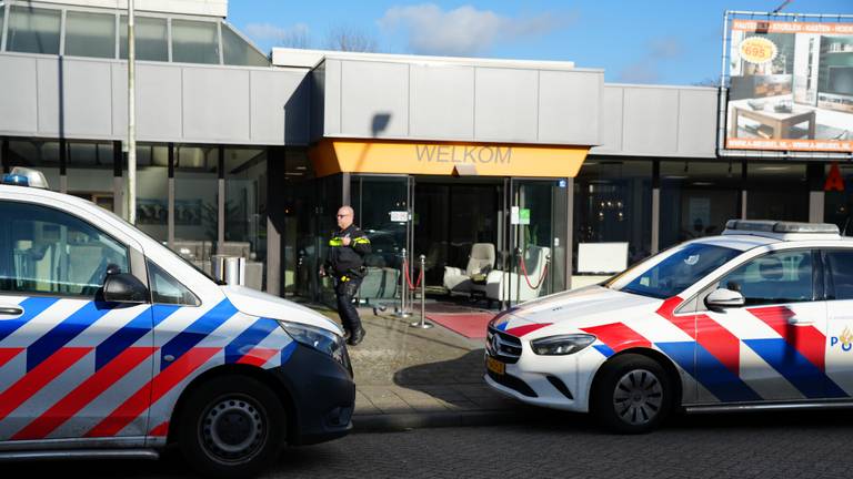 De overval op de meubelzaak in Loon op Zand (foto: Erik Haverhals/SQ Vision).