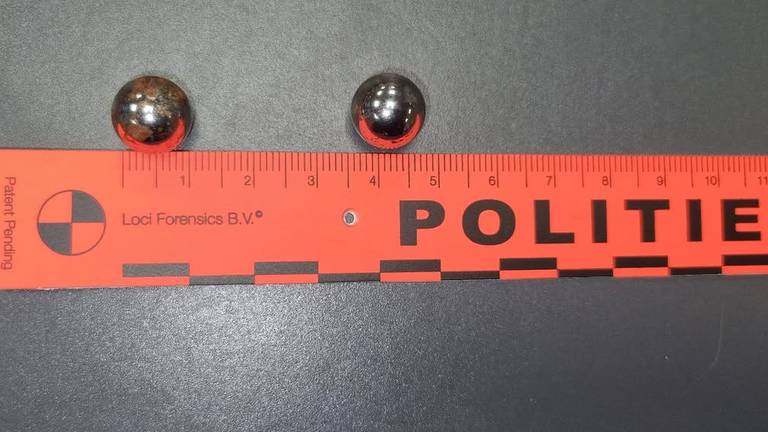 Deze stalen balletjes zijn op huizen afgeschoten (foto: Politie Deurne).