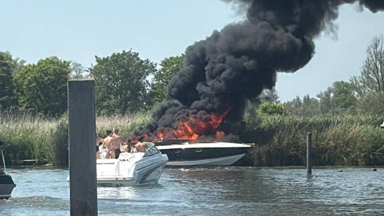 Grote brand op speedboot in de Biesbosch