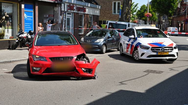 Motorrijder na botsing met auto tegen winkelraam gelanceerd