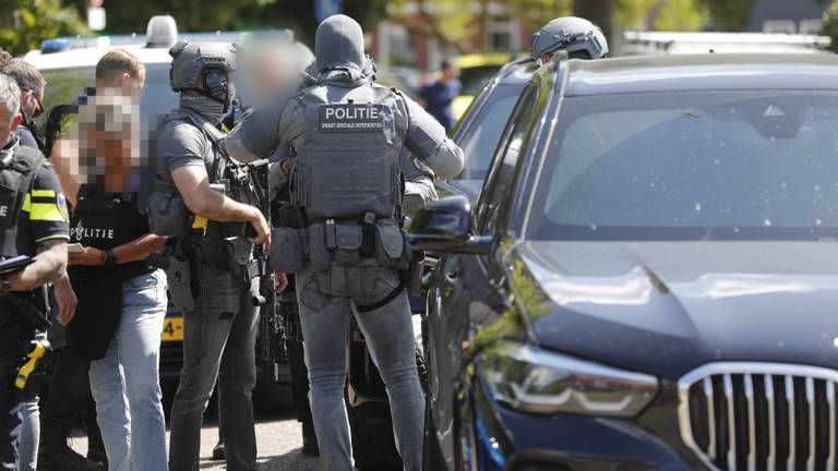Verdachte situatie in huis, arrestatieteam in afgegrendelde wijk