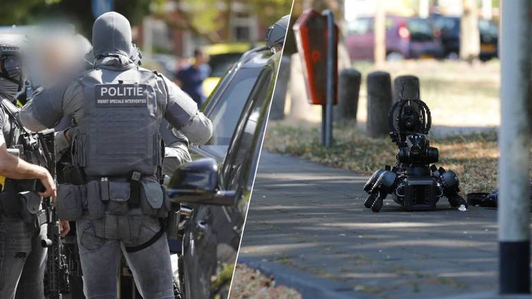 Links: Een lid van het DSI-team, Rechts: de robothond (Foto: Christian Traets / Persbureau Heitink).