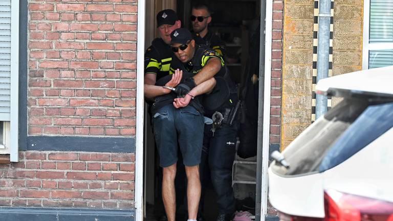 Agenten met getrokken wapens omsingelen huis na melding over vuurwapen
