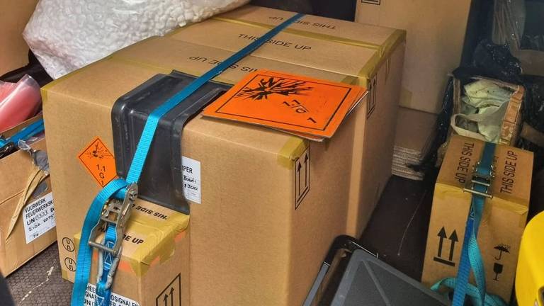 Het pakket met vuurwerk (foto: politie).