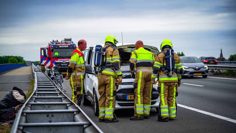 De brandweer controleert of het vuur goed is gedoofd (Foto: Lucas Lammers/ Persbureau Heitink.)