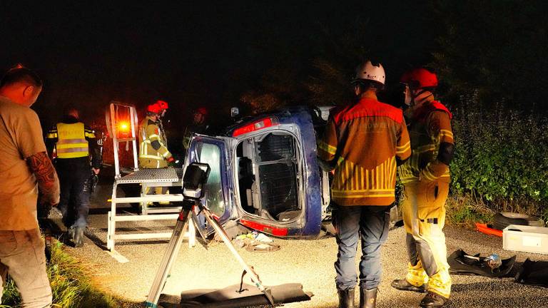 Automobilist zwaargewond bij crash, auto belandt op zijkant op parallelweg