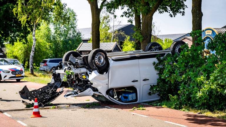 Busje belandt ondersteboven na ongeluk en eindigt tegen boom
