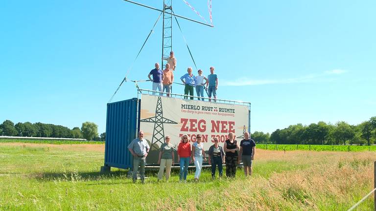 Het actiecomité bij de mast.