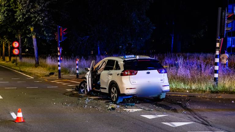 De taxi botste uiteindelijk op een andere auto (foto: Jack Brekelmans / Eye4Images).