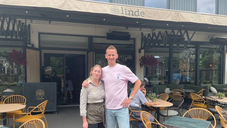 Uitbater Tom en serveerster Jasmijn op het terras (foto: René van Hoof).