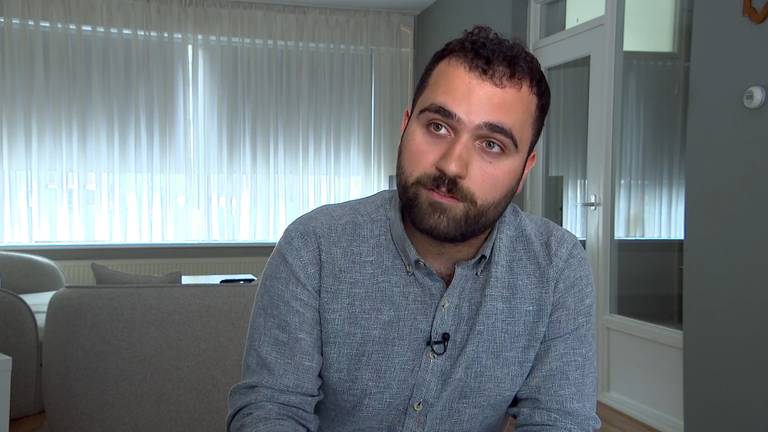 Mani Sadeghi woont in Eindhoven, maar is veel bezig met zijn familie in Teheran (foto: Omroep Brabant).