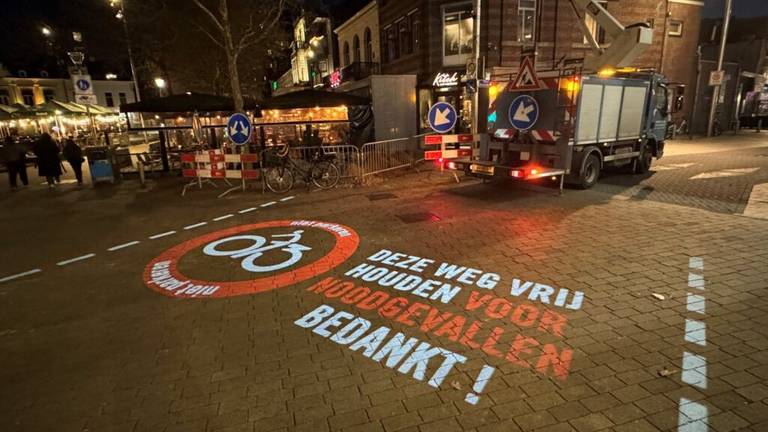 Lichtprojectie om de weg vrij te houden voor noodgevallen (foto: Gemeente Tilburg).