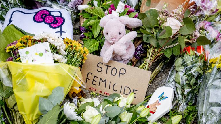 Een bloemenzee op de plek waar de vrouw in Gouda is doodgeschoten (foto: ANP).