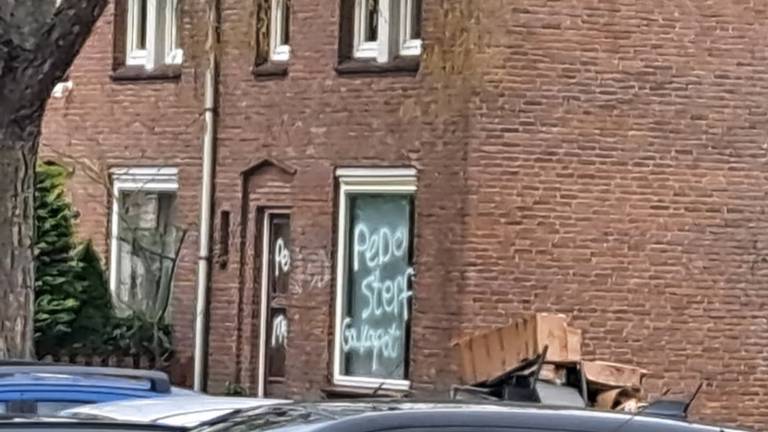 Het huis van de Z. werd beklad (foto: Dtv Nieuws).