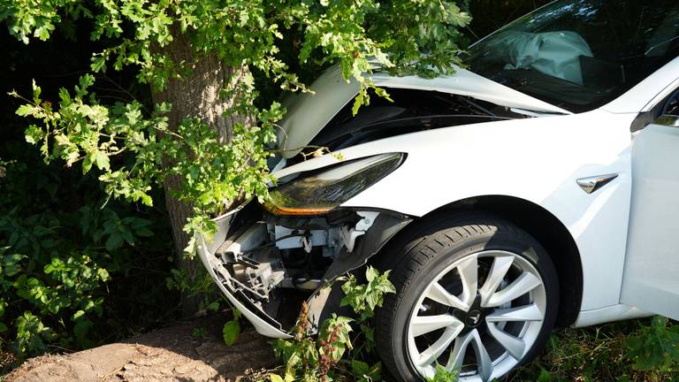 Auto zwaar beschadigd na botsing tegen boom
