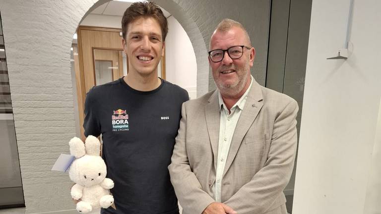 Wethouder Peter Looijmans overhandigde Van Poppel een knuffel (foto: Gemeente Geldrop-Mierlo).
